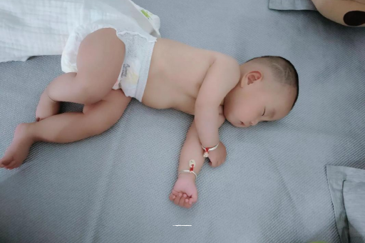 资兴宝宝拍嗝的正确方法